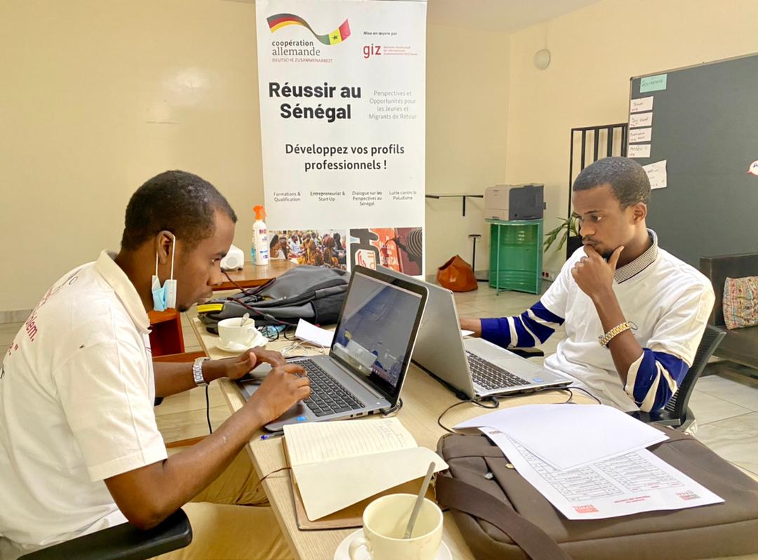 Deux développeurs de l'équipe YeminiCoder en session de travail à Dakar, Sénégal